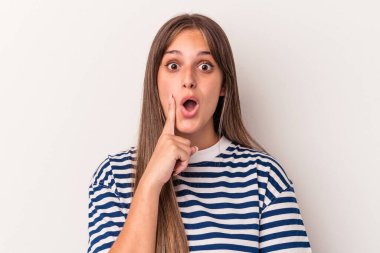 Beyaz arka planda soyutlanmış beyaz bir kadın, yaratıcılık kavramına sahip..