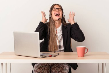 Beyaz arka planda izole bir şekilde evden işe giden beyaz bir kadın gökyüzüne haykırıyor, yukarı bakıyor, hayal kırıklığına uğruyor..