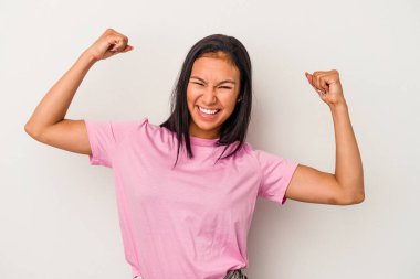 Beyaz arka planda izole edilmiş genç Latin kadın tasasız ve heyecanlı tezahüratlar yapıyor. Zafer konsepti.