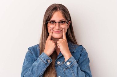 Beyaz arka planda izole edilmiş beyaz bir kadın iki seçenek arasında şüphe duyuyor.