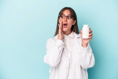 Mavi arka planda hapları saklayan genç eczacı kadın gizli bir sıcak fren haberinin olduğunu söylüyor.