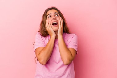 Pembe arka planda yalnız kalmış, ağlayan ve sızlanan beyaz bir kadın..
