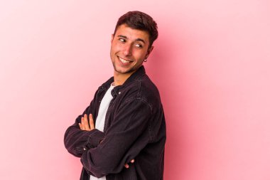 Sarı arka planda izole edilmiş dövmeleri olan beyaz bir adam gülüyor ve eğleniyor..