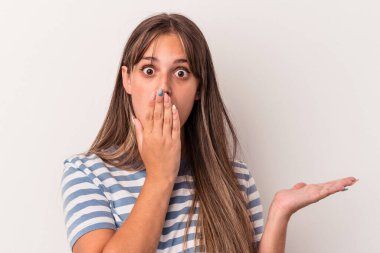 Beyaz arka planda izole edilmiş beyaz tenli genç bir kadın avuç içinin fotokopi alanından etkilenmiş..