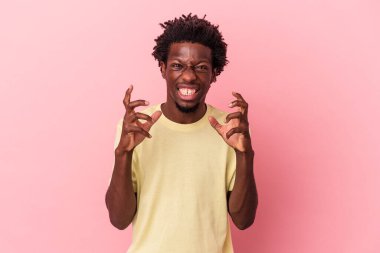 Pembe arka planda izole edilmiş genç Afrikalı Amerikalı adam gergin elleriyle çığlık atıyor..