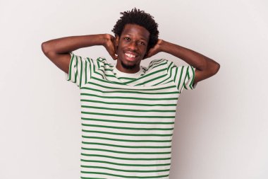 Beyaz arka planda izole edilmiş, kollarını açmış, rahat bir pozisyonda genç bir Afrikalı Amerikalı..