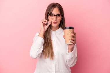 Pembe arka planda izole edilmiş, dudakları dudaklarında bir sır saklayan beyaz bir kadın..