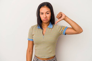 Beyaz arka planda izole edilmiş genç Latin kadın baş parmağını aşağı gösteriyor, hayal kırıklığı konsepti..