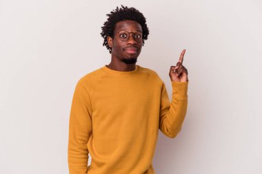 Beyaz arka planda izole edilmiş genç Afrikalı Amerikalı bir numara parmağıyla.