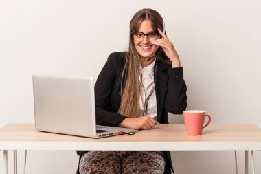 Beyaz arka planda izole bir şekilde seyahat eden beyaz tenli genç bir kadın kameraya parmaklarıyla göz kırpıyor, yüzünü kapatmaktan utanıyor..