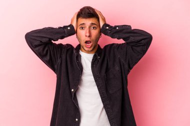 Sarı arka planda dövmeleri olan beyaz bir genç şok geçiriyordu. Önemli bir buluşmayı hatırladı..