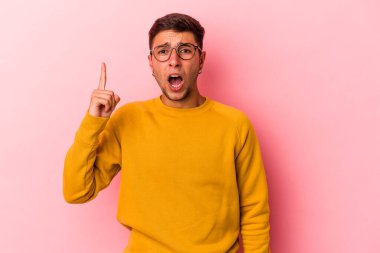 Sarı arka planda izole edilmiş dövmeleri olan genç beyaz bir adam bir fikri, ilham verici bir konsepti var..