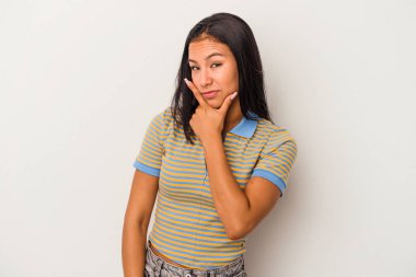 Beyaz arka planda izole edilmiş genç Latin bir kadın. Bir strateji planlıyor, bir iş yolu düşünüyor..