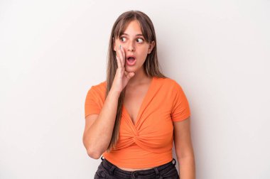 Beyaz arka planda izole edilmiş genç beyaz kadın gizli sıcak fren haberini veriyor ve yana bakıyor.