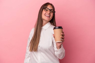 Pembe arka planda izole edilmiş yemek taşıyan beyaz bir kadın gülümsüyor, neşeli ve keyifli görünüyor..