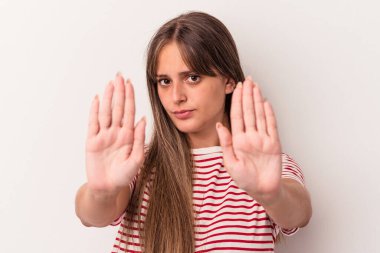 Beyaz arka planda izole edilmiş genç beyaz bir kadın elini uzatmış, dur işareti göstererek seni engelliyor..