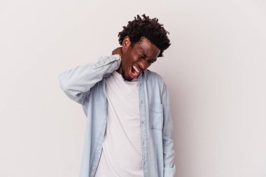 Genç Afrikalı Amerikalı erkek, beyaz arka planda izole edilmiş. Oturaklı yaşam tarzından dolayı boyun ağrısı çekiyor..