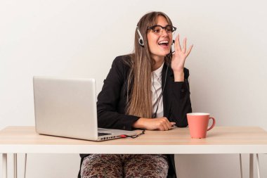 Beyaz arka planda izole bir şekilde seyahat eden beyaz tenli genç bir kadın bağırıyor ve avuç içi avuçlarını açık tutuyor..
