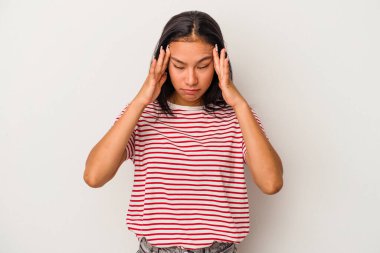 Beyaz arka planda izole edilmiş genç Latin kadın tapınaklara dokunuyor ve baş ağrısı çekiyor..