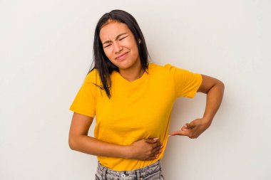 Beyaz arka planda karaciğer ağrısı çeken, karnı ağrıyan genç Latin bir kadın..