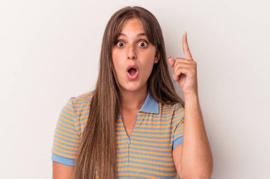 Beyaz arka planda soyutlanmış beyaz bir kadın, yaratıcılık kavramına sahip..