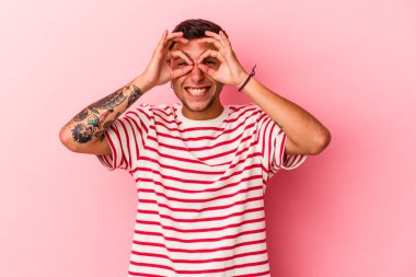 Sarı arka planda izole edilmiş beyaz dövmeli genç bir adam heyecanlı..