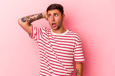 Sarı arka planda dövmeleri olan beyaz bir genç şok geçiriyordu. Önemli bir buluşmayı hatırladı..