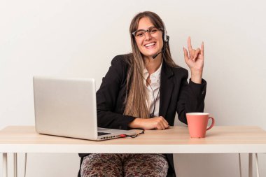 Beyaz arka planda tek başına seyahat eden beyaz tenli genç bir kadın boynuzlarını devrim konsepti olarak gösteriyor..