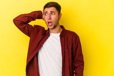 Sarı arka planda dövmeleri olan beyaz bir genç şok geçiriyordu. Önemli bir buluşmayı hatırladı..