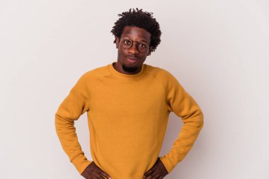 Beyaz arka planda izole edilmiş genç Afrikalı Amerikalı adam kafası karışmış, şüpheli ve güvensiz hissediyor..