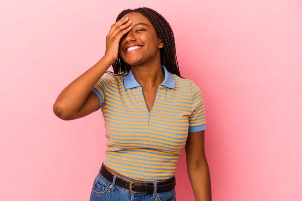 Młoda Afroamerykanka Wyizolowana Różowym Tle Śmieje Się Szczęśliwa Beztroska Naturalna — Zdjęcie stockowe