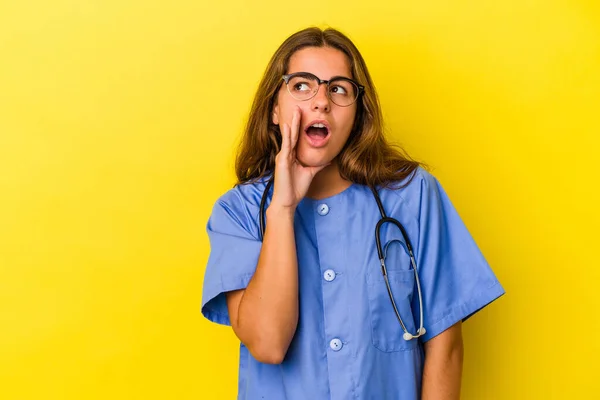 Jovem Enfermeira Mulher Isolada Fundo Amarelo Está Dizendo Segredo Quente — Fotografia de Stock
