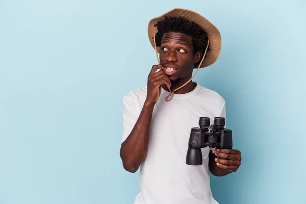 Young African American Man Holding Binoculars Isolated Blue Background Relaxed — ストック写真