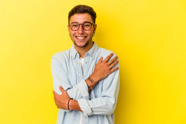 Young Caucasian Man Tattoos Isolated Yellow Background Laughing Having Fun —  Fotos de Stock