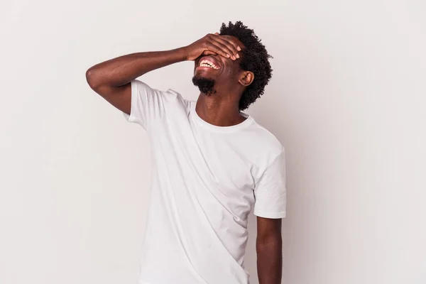 배경에 고립된 아프리카 미국인 남자가 즐겁게 머리에 웃는다 — 스톡 사진