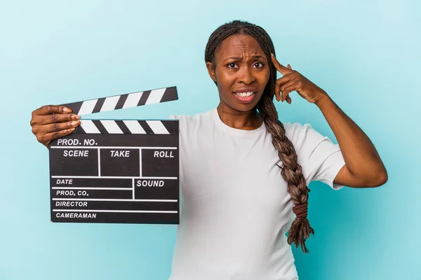 Jong Afrikaans Amerikaans Vrouw Houden Clapperboard Geïsoleerd Blauwe Achtergrond Tonen — Stockfoto