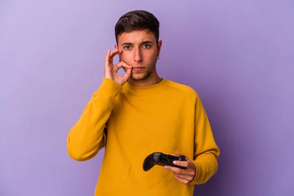 Junge Kaukasische Mann Hält Spiel Controller Isoliert Auf Lila Hintergrund — Stockfoto