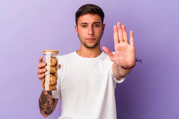 Ung Kaukasier Man Håller Choklad Cookies Isolerade Lila Bakgrund Står — Stockfoto