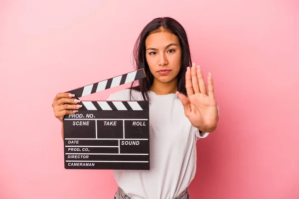 Jeune Femme Latine Tenant Clapperboard Isolé Sur Fond Rose Debout — Photo