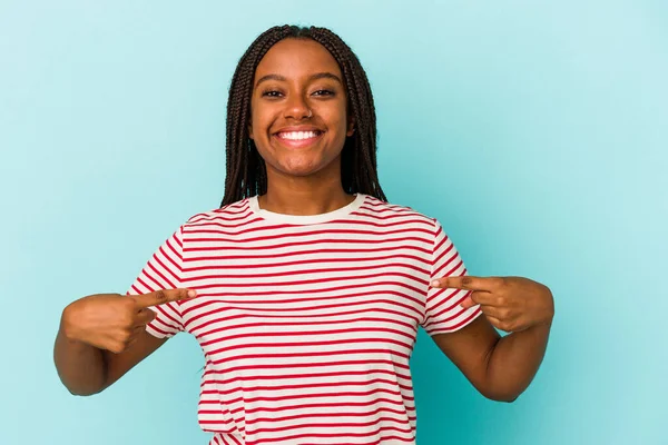 Νεαρή Αφροαμερικανή Απομονωμένη Μπλε Φόντο Δείχνει Κάτω Δάχτυλα Θετικό Συναίσθημα — Φωτογραφία Αρχείου