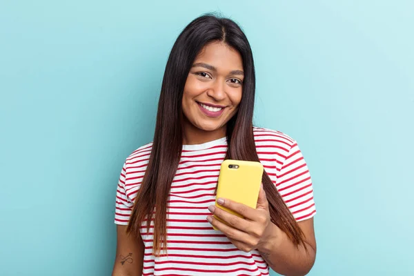 Молода Венесуелька Яка Тримає Мобільний Телефон Ізольований Синьому Фоні Щасливий — стокове фото