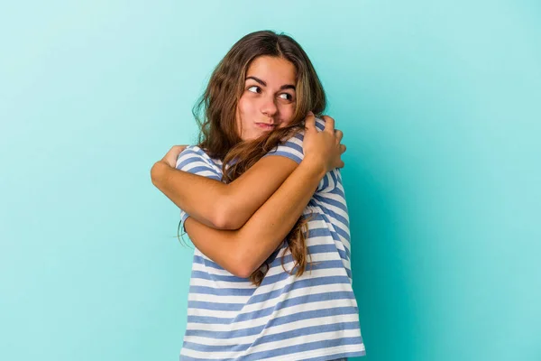 Mujer Caucásica Joven Aislada Los Abrazos Fondo Azul Sonriente Despreocupada —  Fotos de Stock