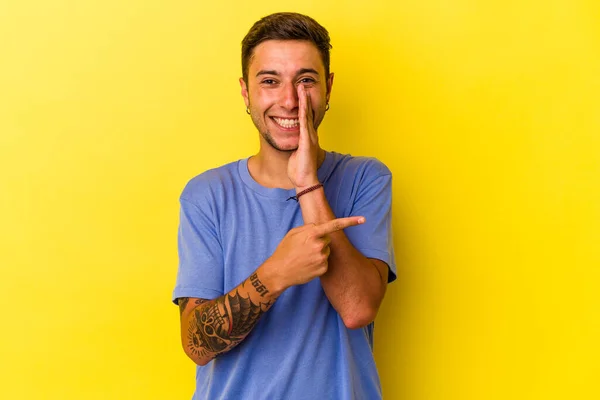 Jovem Caucasiano Com Tatuagens Isoladas Fundo Amarelo Dizendo Uma Fofoca — Fotografia de Stock