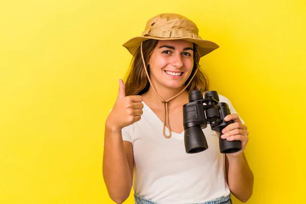 Mulher Branca Jovem Segurando Binóculos Isolados Fundo Amarelo Sorrindo Levantando — Fotografia de Stock