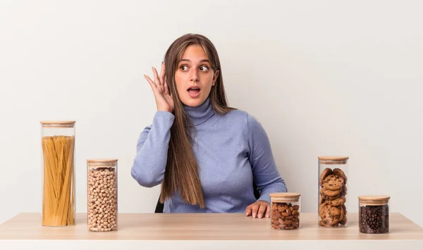 Jovem Caucasiana Sentada Uma Mesa Com Panela Comida Isolada Fundo — Fotografia de Stock