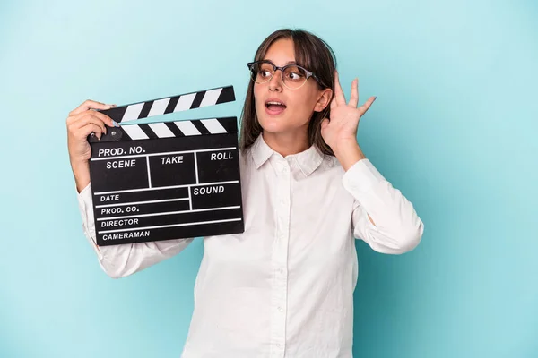 Young Caucasian Woman Holding Clapperboard Isolated Blue Background Trying Listening — Stock Photo, Image