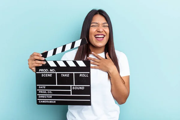 Young Venezuelan Woman Holding Clapperboard Isolated Blue Background Laughs Out — Stock Photo, Image