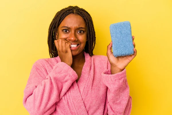 Genç Afro Amerikalı Kadın Elinde Mavi Bir Sünger Tutuyordu Sarı — Stok fotoğraf