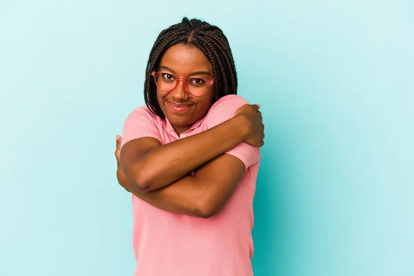 Jong Afrikaans Amerikaans Vrouw Geïsoleerd Blauwe Achtergrond Knuffels Glimlachen Zorgeloos — Stockfoto