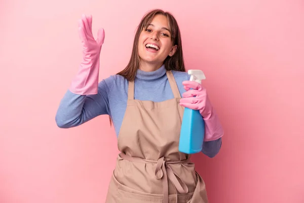 Junge Kaukasische Putzfrau Hält Spray Isoliert Auf Rosa Hintergrund Und — Stockfoto